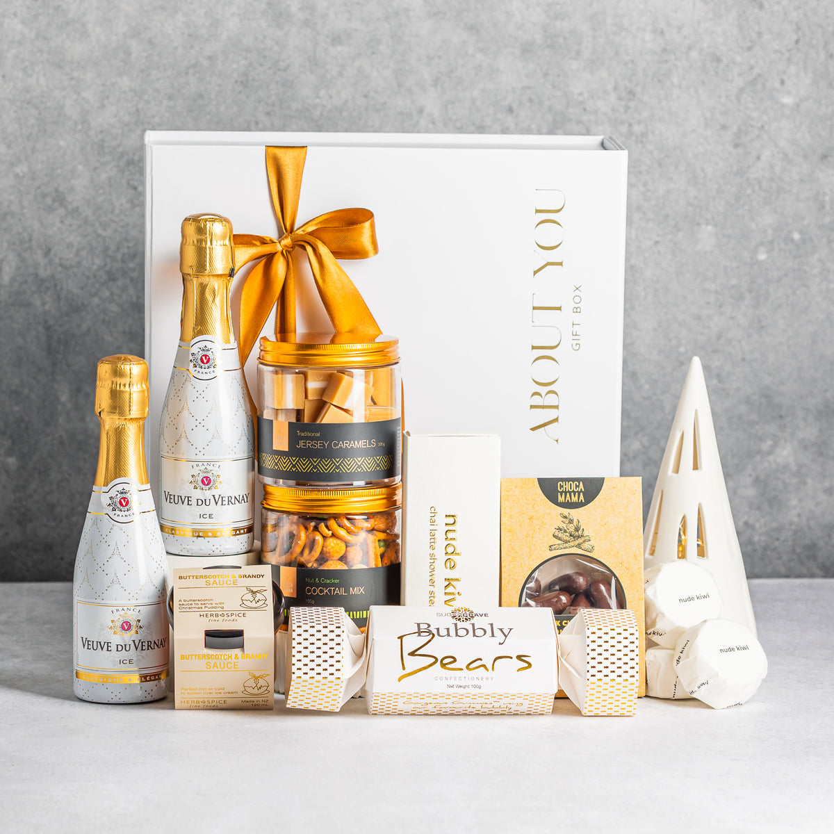 Christmas gift box with sparkling wine, caramels, cocktail snack mix, chocolate liquorice, shower steamers and Bubbly Bears